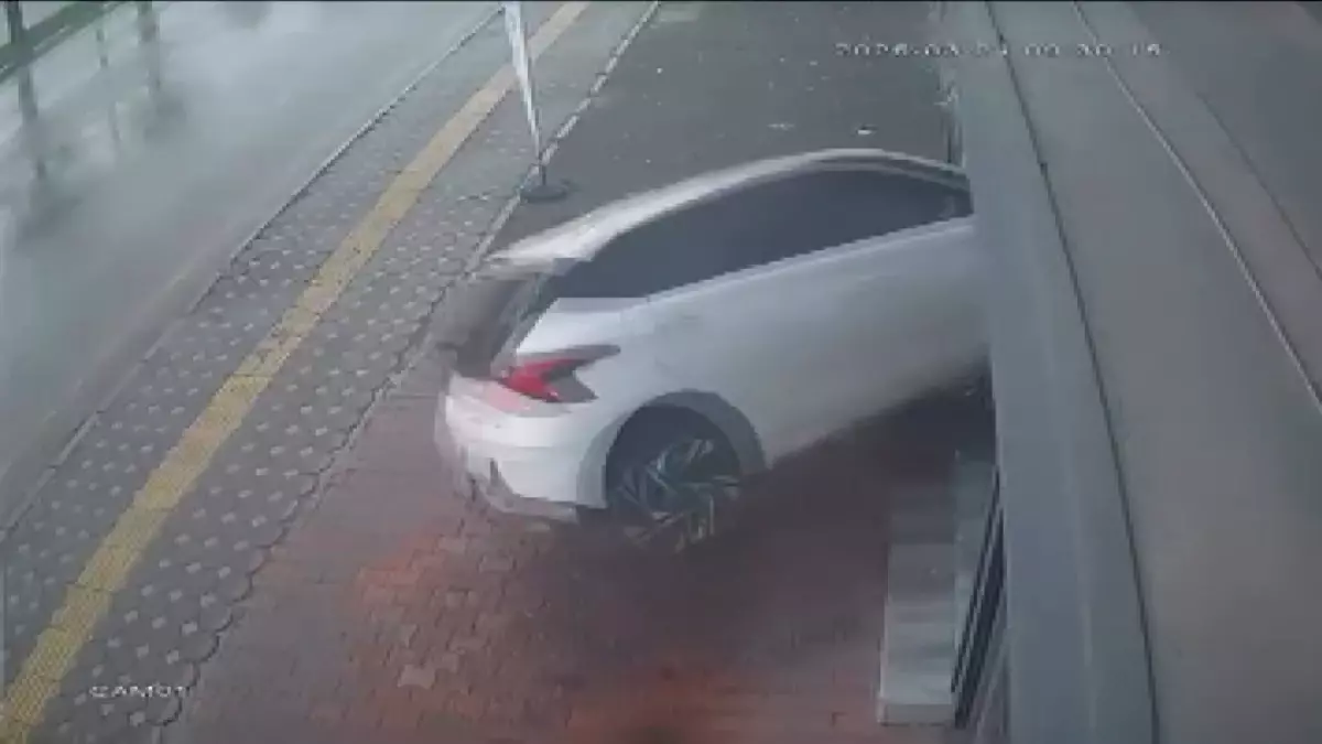 Osmaniye'de Araç Kaldırımı Aşıp İş Yerinin Vitrinine Çarptı