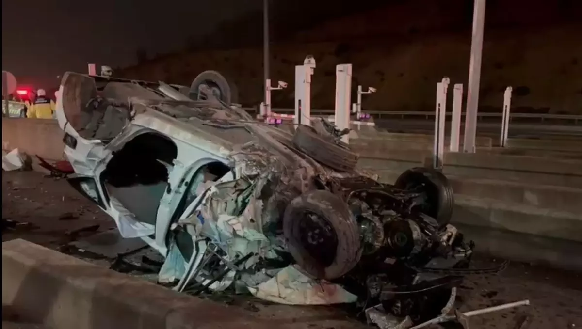 Pendik'te Kuzey Marmara Otoyolu'nda Araç Çarpması Sonucu 2 Yaralı