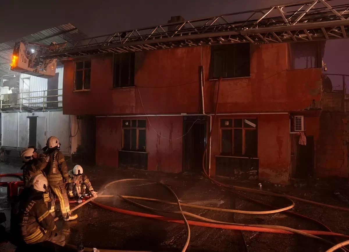 Sultangazi'de Elektrik Trafosu Patlaması Kömür Deposuna Sıçradı