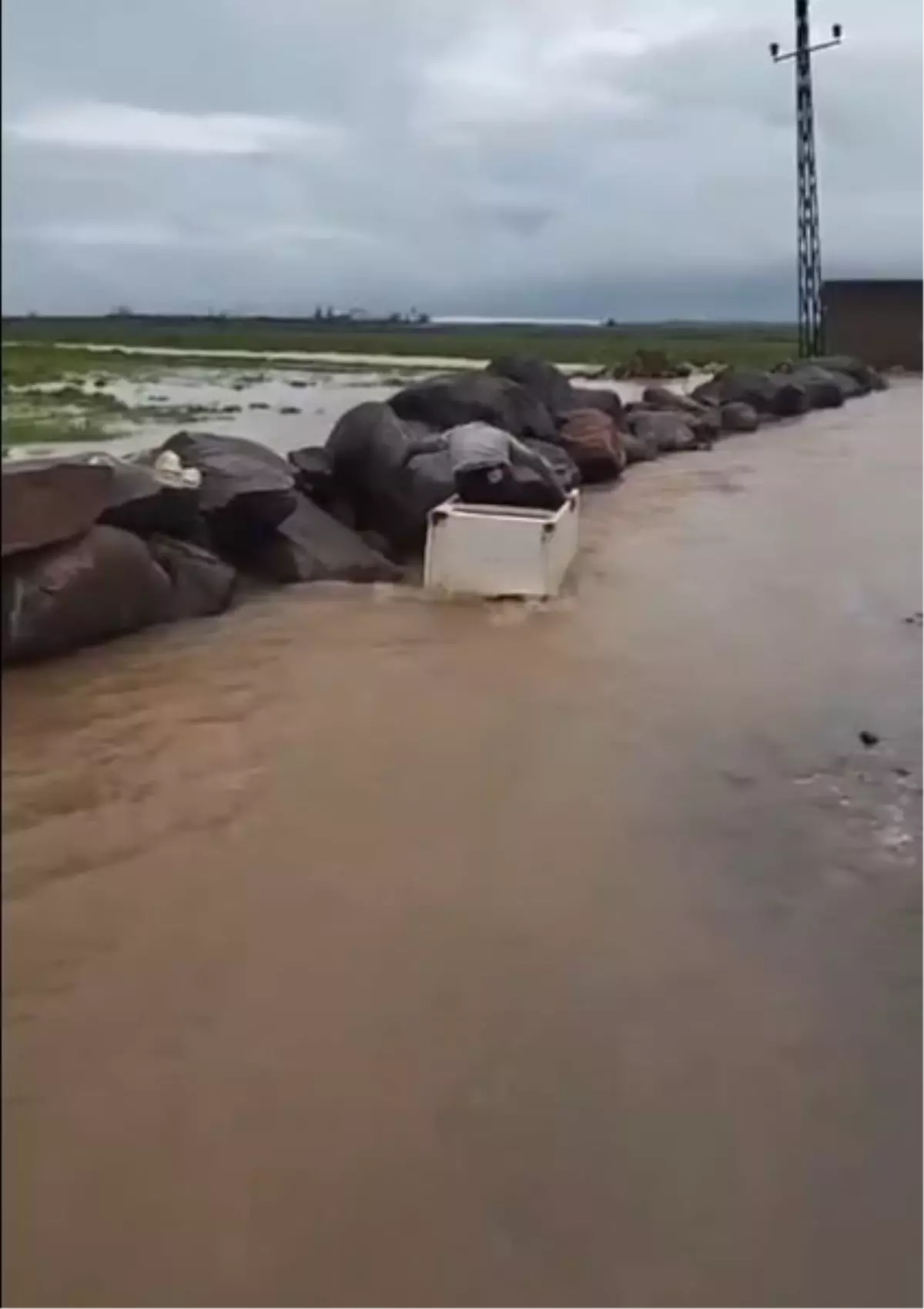 Mardin'de Sağanak Sonrası Sıradışı Görüntü: Hurra Buzdolabı Kasa ile Su İçinde Yolculuk