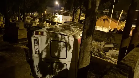 Kaza sonrası mezarlıkta oluşan hasar