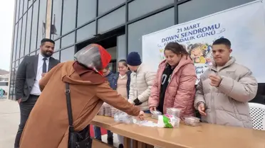 Etkinlikteki katılımcılar ve renkli afiş