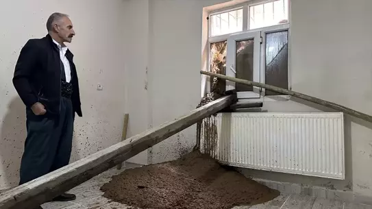 Heyelan sonrası evin iç kısmındaki yıkım