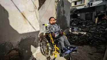 Gazze'de yıkım sonrası tekerlekli sandalye