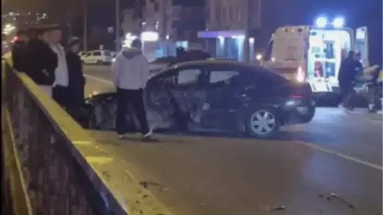 Korkuluklara çarpan araç