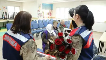 Jandarma personeli yaşlılarla bir arada