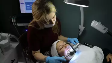 Kadın saha personeline uygulanan cilt bakımı