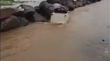 Hurda buzdolabı kasası su içinde
