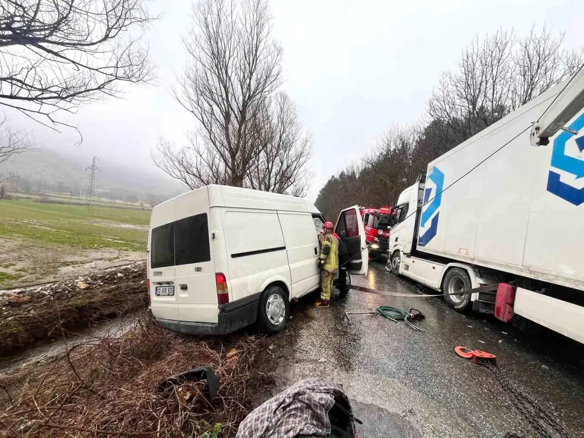 İzmir Ödemiş’te Otomobil ve Tır Çarpışması: 2 Yaralı