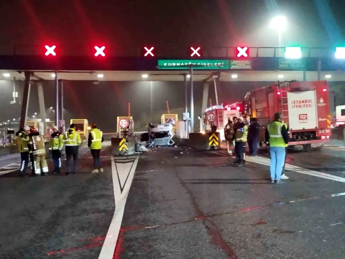 Pendik'te Kontrolden Çıkan Otomobil Kazası: 2 Yaralı İtfaiye Müdahalesi