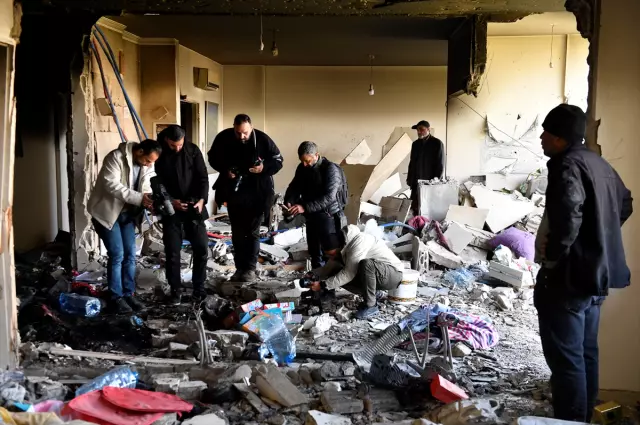 Lübnan ve İran bayrakları