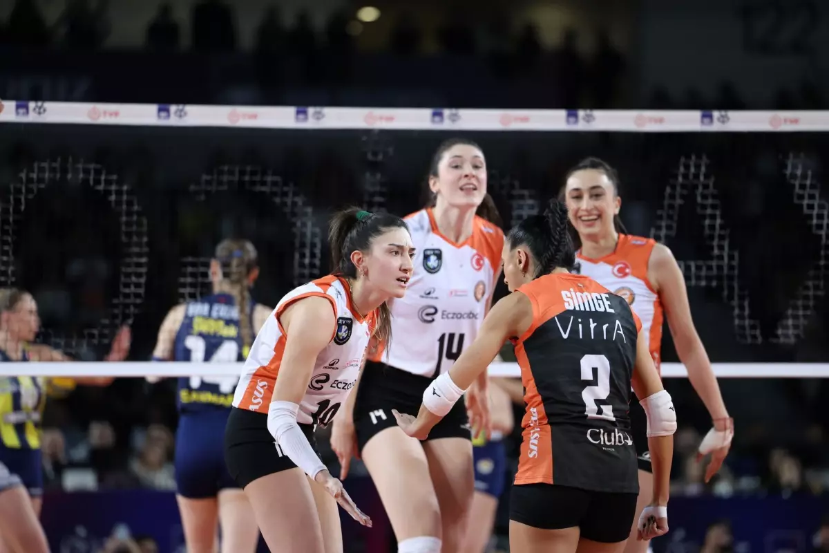 Eczacıbaşı Dynavit, Fenerbahçe'yi 3-1 Yenerek Kupa Voley Finaline Yükseldi