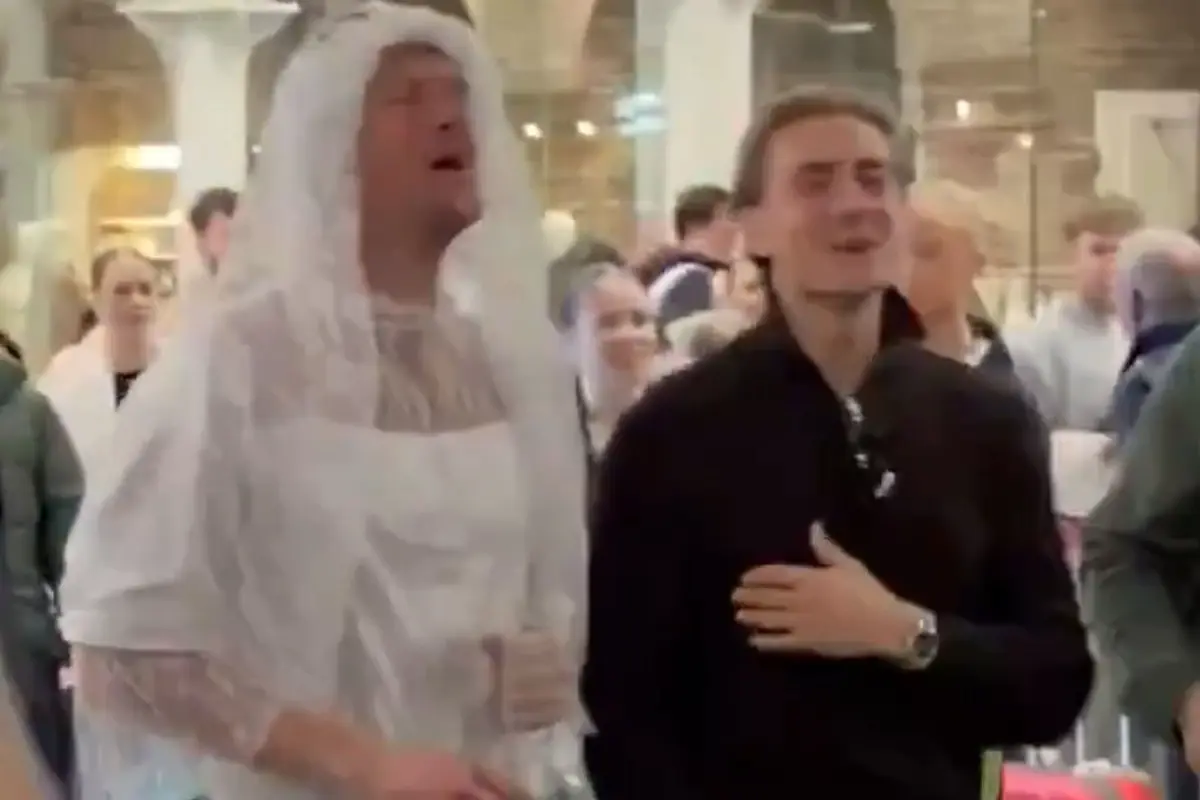 Beşiktaş'ın İngiliz Yıldızı Joe Worrall'dan Gelinlikli Şarkı Performansına Tepki