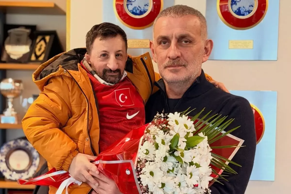 Köksal Baba, A Milli Takım Kampına Sürpriz Ziyaretle Sosyal Medyada Fırtına Estirdi