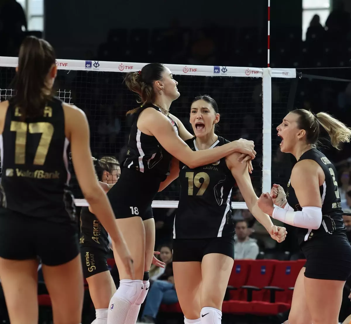 VakıfBank, Galatasaray'ı 3-0 Mağlup Ederek AXA Sigorta Kupa Voley Finaline Yükseldi