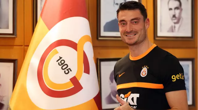 Albert Riera taktik tahtası önünde