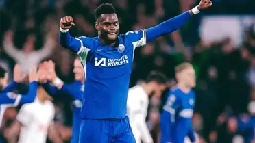 Badiashile'in Chelsea formasıyla fotoğrafı