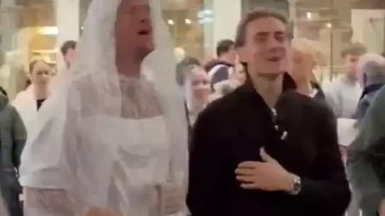 Joe Worrall gelinlikli fotoğraf