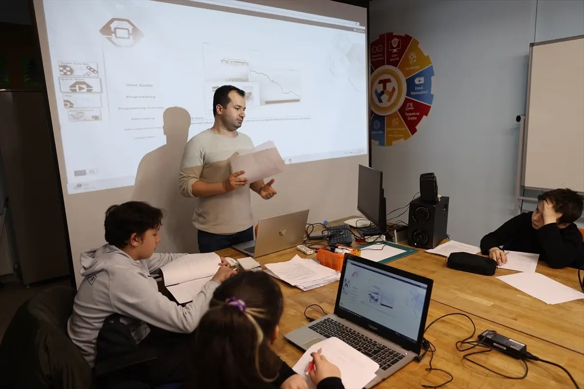 Edirne'de Gençler Robotik ve Kodlama Atölyeleriyle Geleceğe Hazırlanıyor