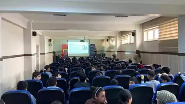 Jandarma ekibi sınıfta eğitim veriyor