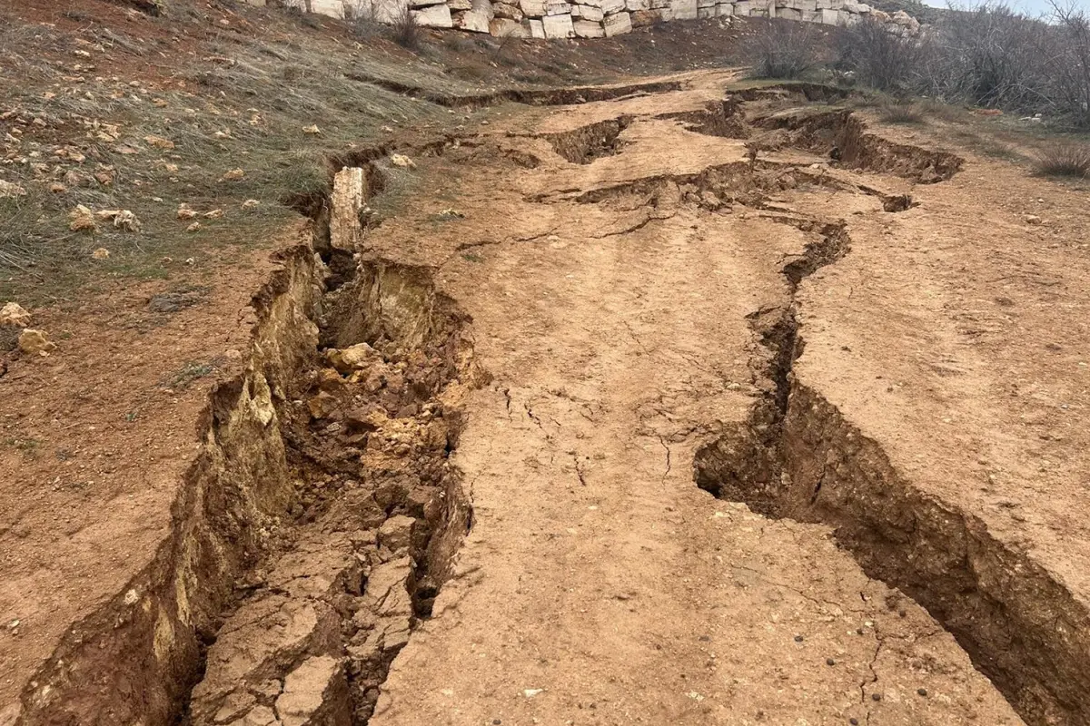 Sivas’ta Heyelan Yol Açtı: Derin Çatlaklar Köyü İkiye Böldü