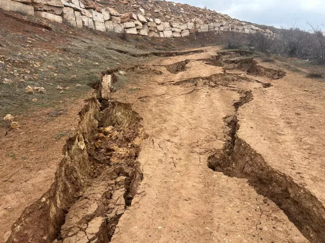Heyelan sonrası oluşan büyük çatlak