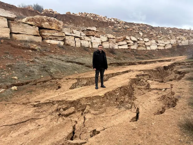 Geçici barikatlar ve uyarı levhaları