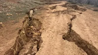 Sivas’ta Heyelan Yol Açtı: Derin Çatlaklar Köyü İkiye Böldü