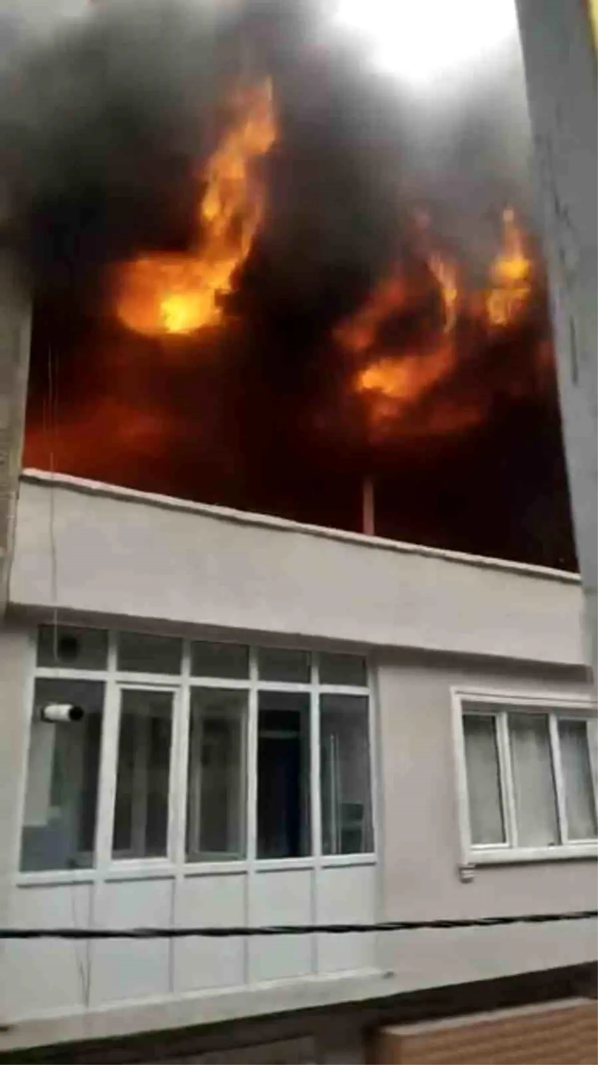 Bursa’da çatı yangını sonrası itfaiye ekipleri