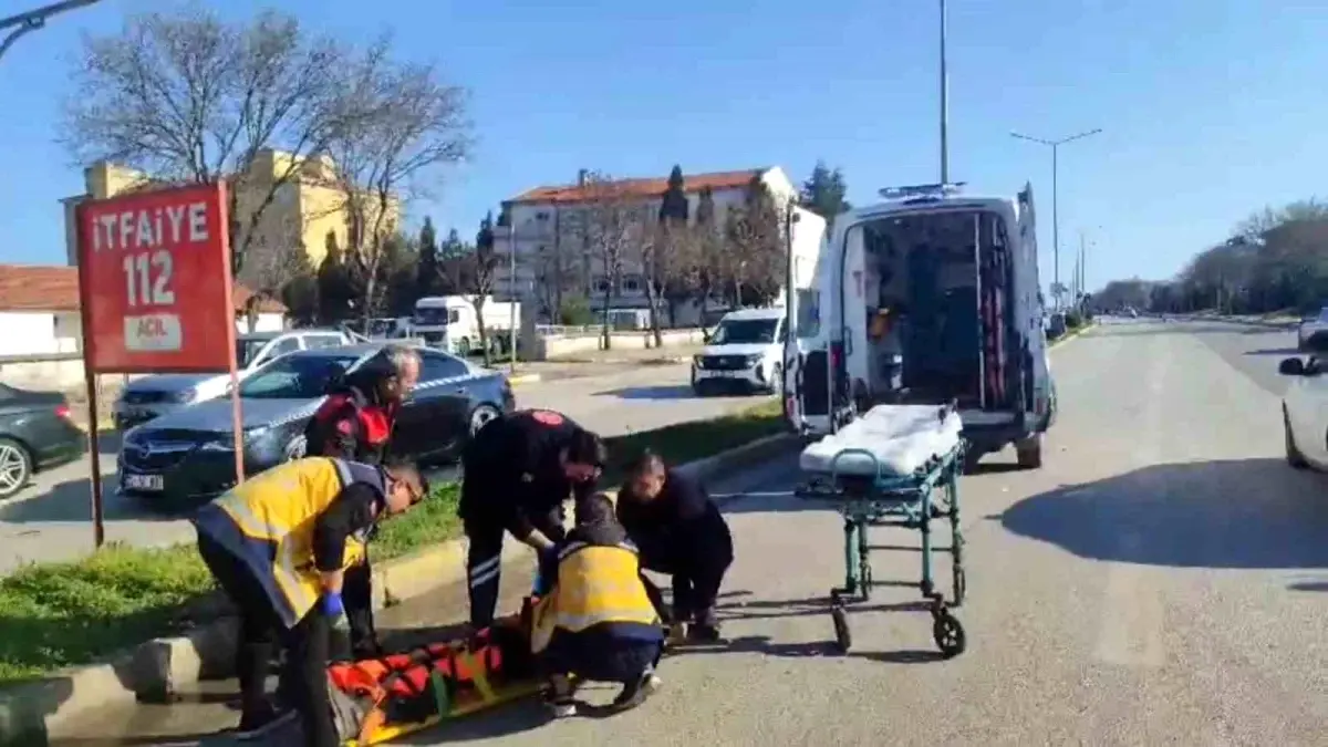 Edirne Uzunköprü'de Kırmızı Işıkta Geçmeye Çalışan Yaya Çarpıldı, Yaralı Hastaneye Kaldırıldı