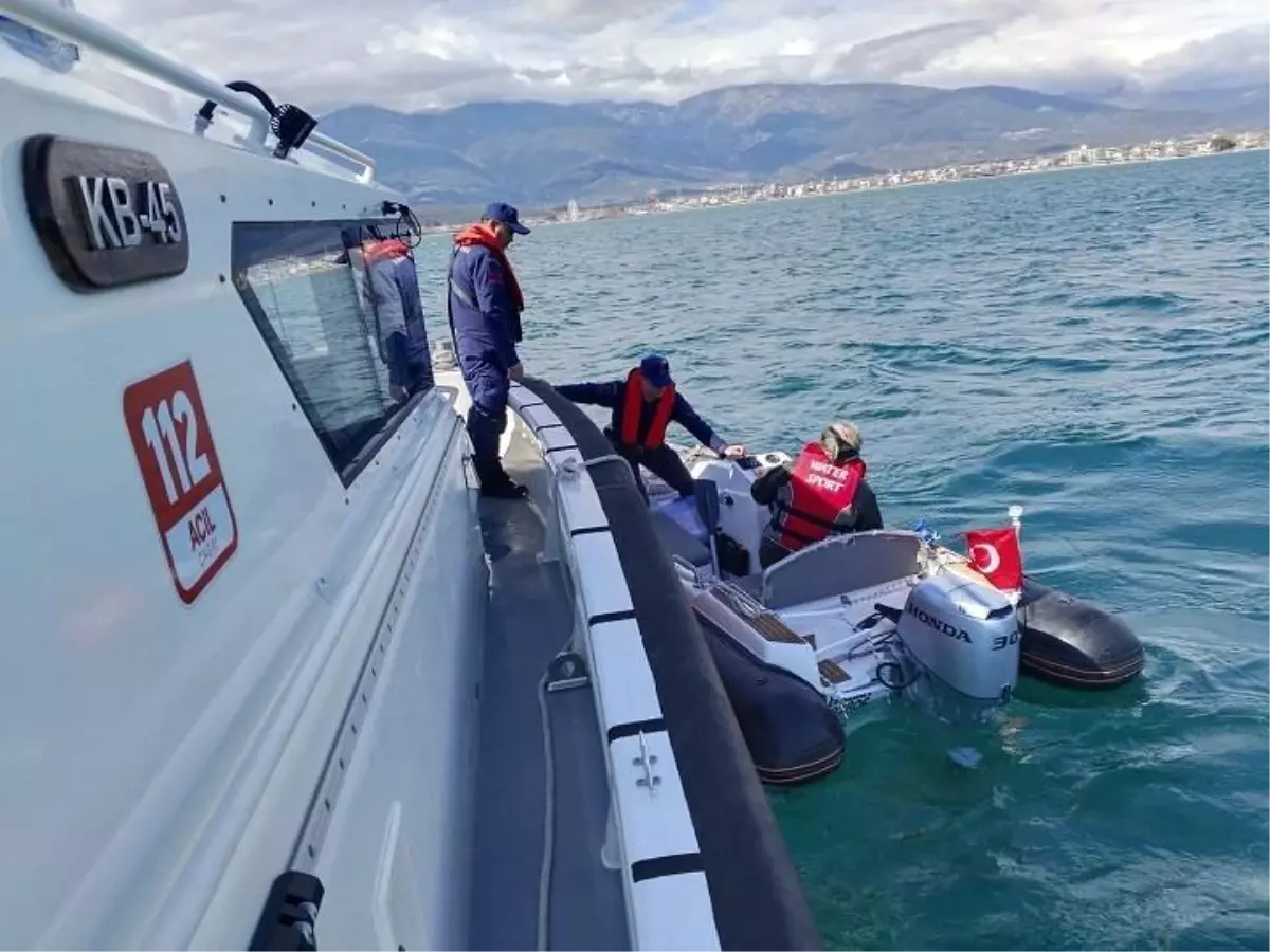 Sahil Güvenliği Edremit'te Lastik Botla Mahsur Kalanı Kurtardı