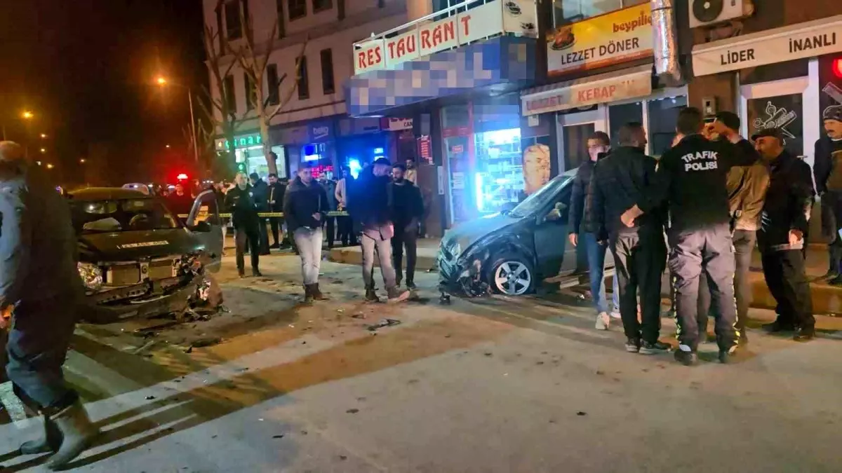 Elazığ Karakoçan’da İki Araç Çarpıştı: 1’i Ağır Yaralı, 3 Kişi Tedavi Altında