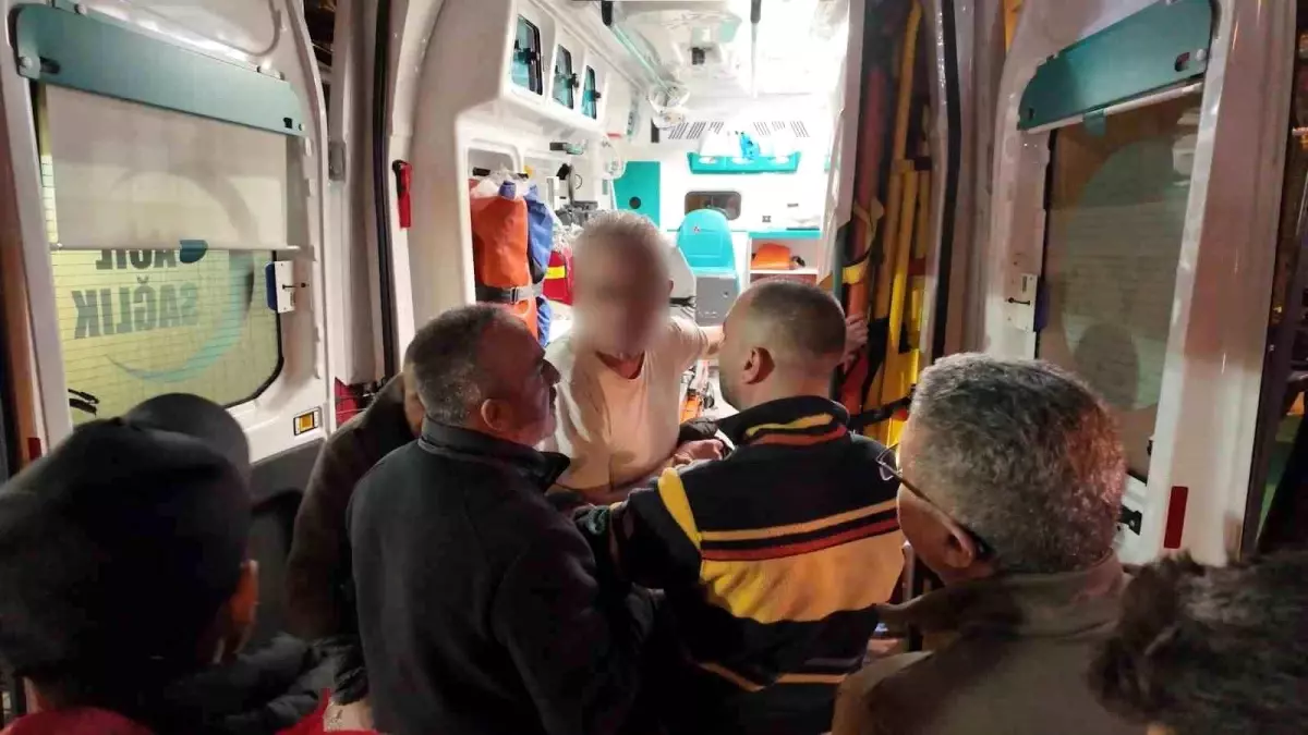 Kadıköy'de Alkol Etkisi Altında Düşen Vatandaşın Durumu Acil Servis Ekibini Zorladı