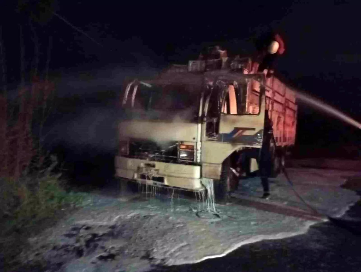 Hatay’ın Erzin İlçesinde Park Halindeki Kamyon Alev Aldı