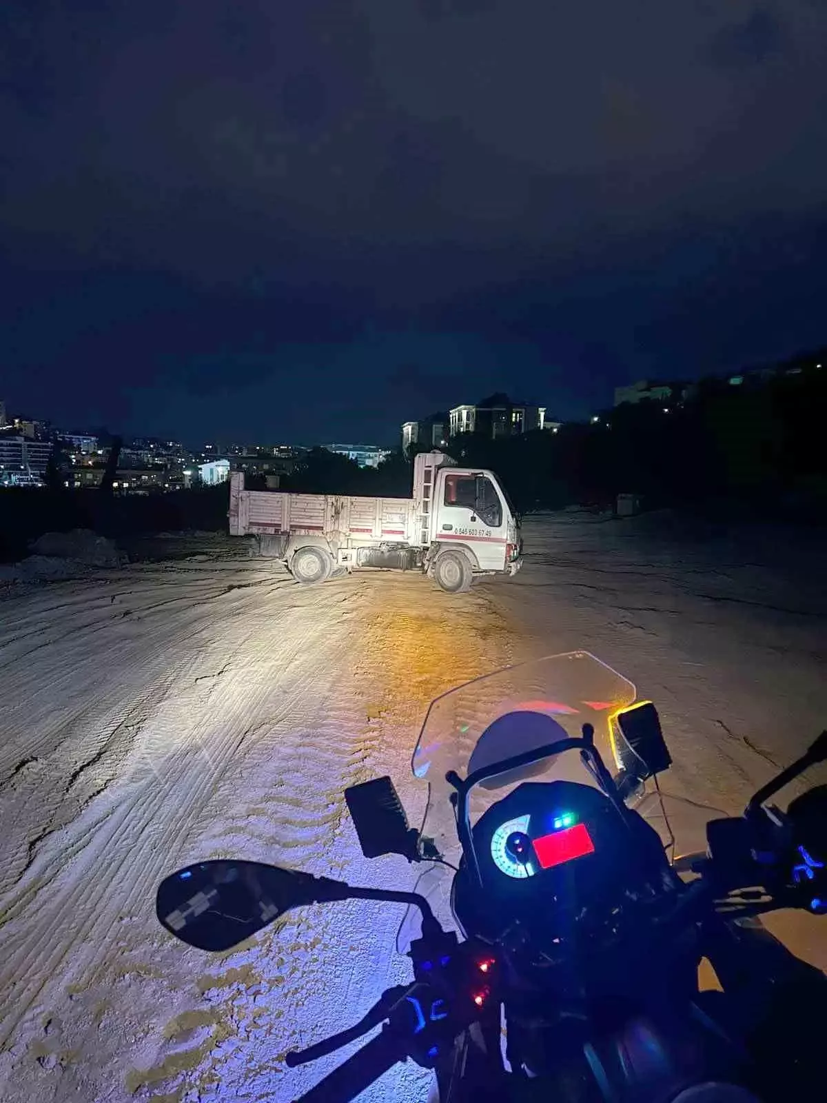 Kuşadaşı'nda Kaçak Moloz Döken Sürücüye Zabıta Tarafından Para Cezası Kesildi