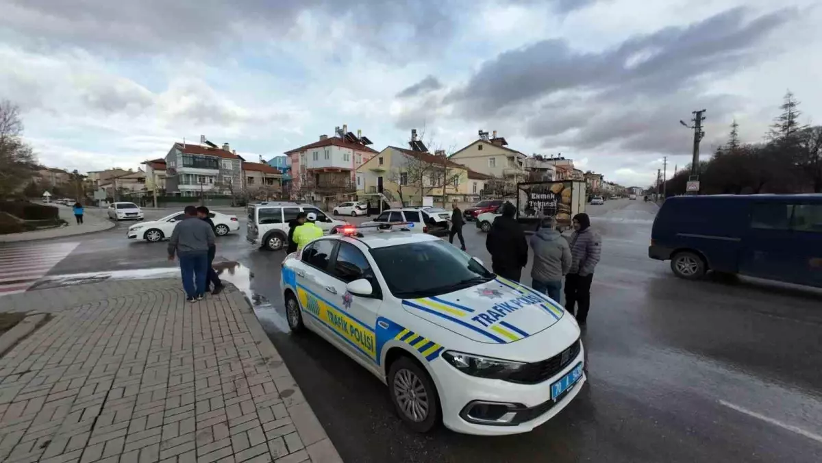 Karaman'da Hafif Ticari Araç ve Otomobil Çarpıştı: 1 Yaralı
