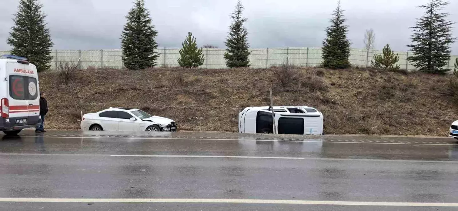 Afyonkarahisar'da Şiddetli Trafik Kazası: 6 Kişi Yaralandı