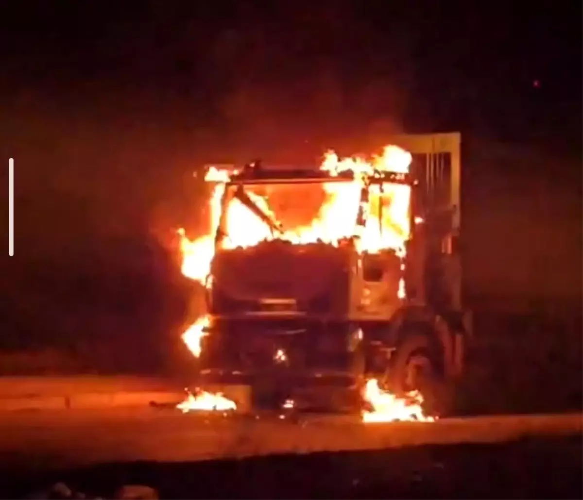 Van Tuşba’da Çöp Kamyonu Yangını: İtfaiye Hızlı Müdahale Etti