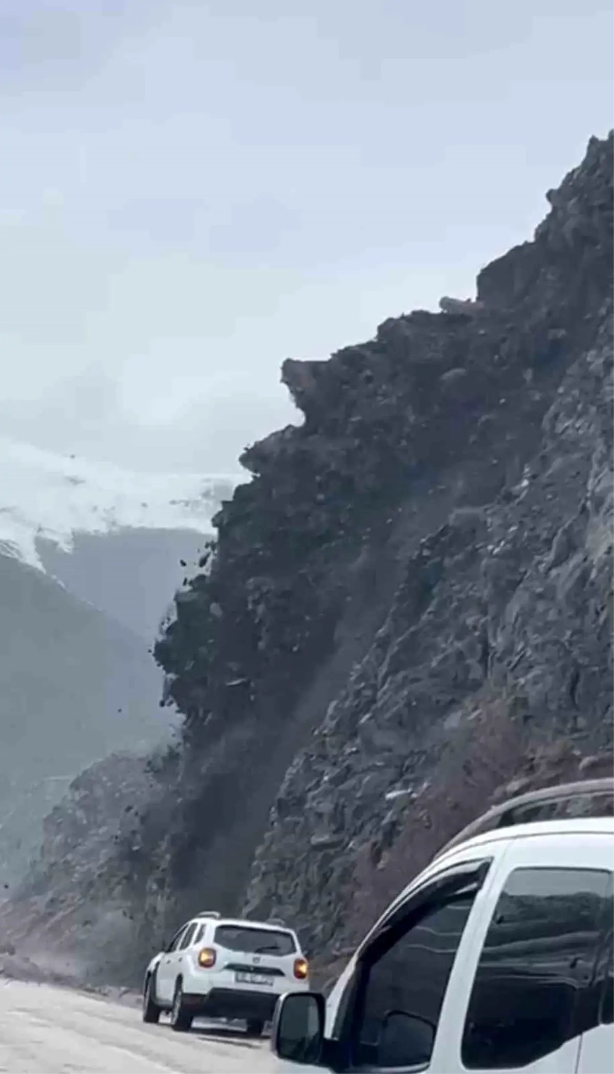 Yüksekova‑Van Karayolunda Heyelan Nedeniyle Trafik Durduruldu