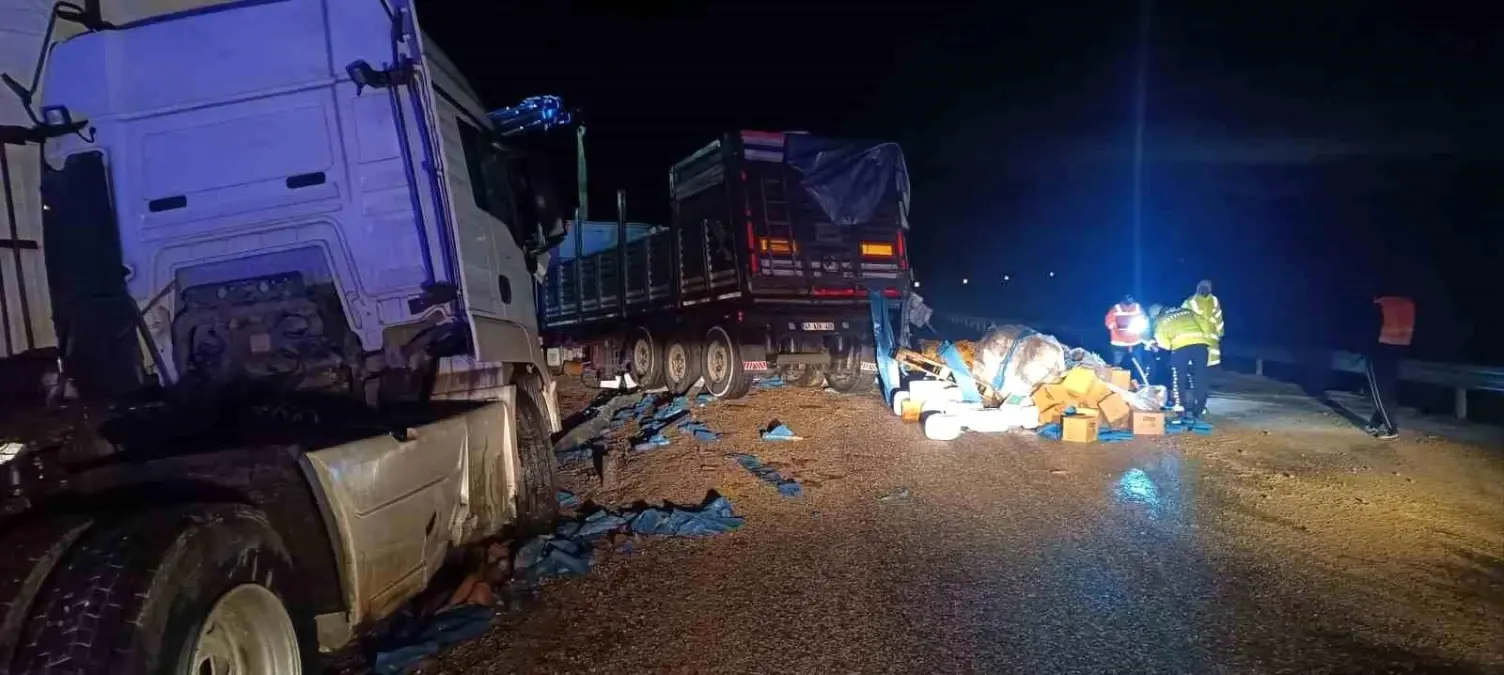 Antalya’da Ağır Yük Taşıyan Tır Devrildi, 1 Kişi Yaralı