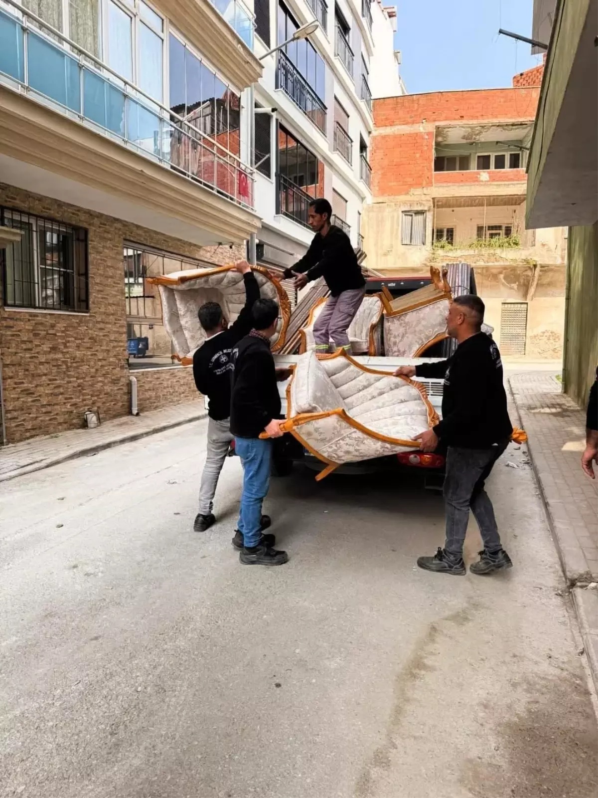 Germencik’te Eşya Bağışı Kampanyası Hız Kesmeden Devam Ediyor