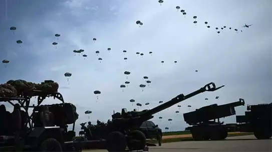 82'nci Hava İndirme Tümeni'nin paraşütle inişi