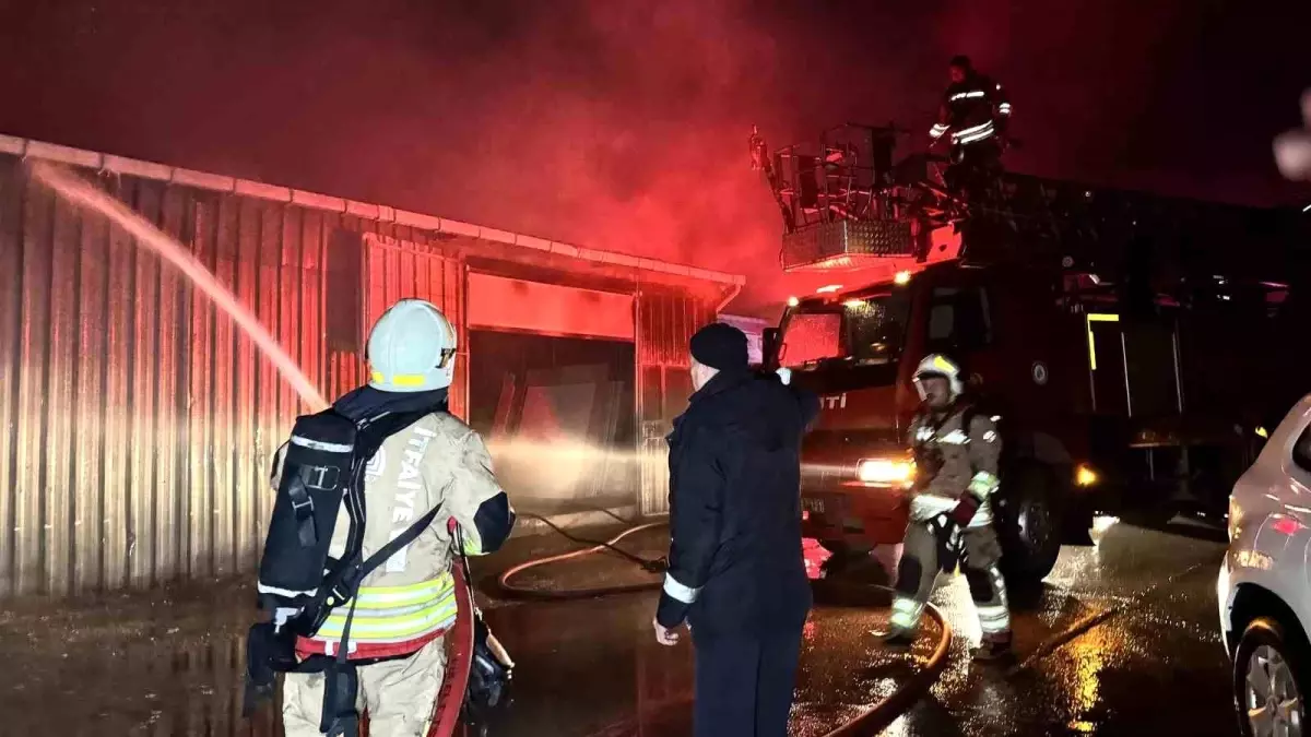 Edirne Sanayi Sitesi'nde Mobilya Atölyesi Yangını Kontrol Altına Alındı