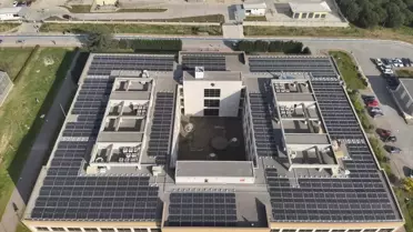 Güneş panelleri kurulumu sırasında GTÜ kampüsü