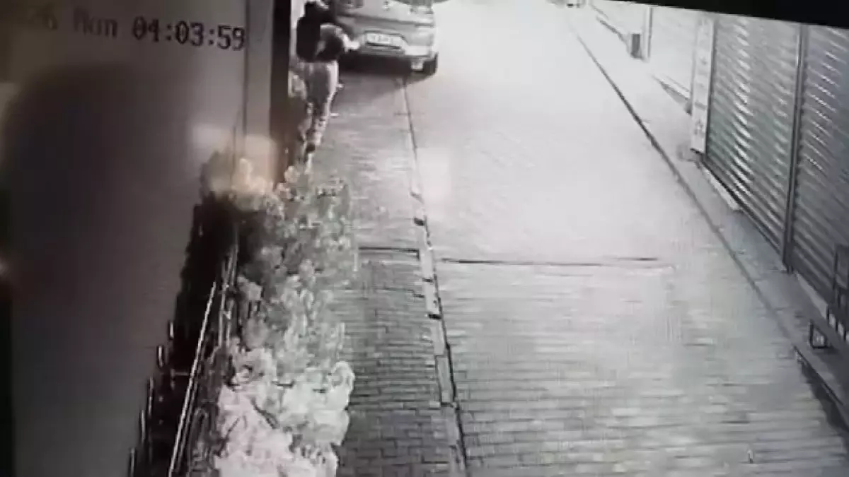 Bursa’da Kasklı Hırsız Süslü Ağacı Çaldı: Güvenlik Kameraları Olayı Belirledi