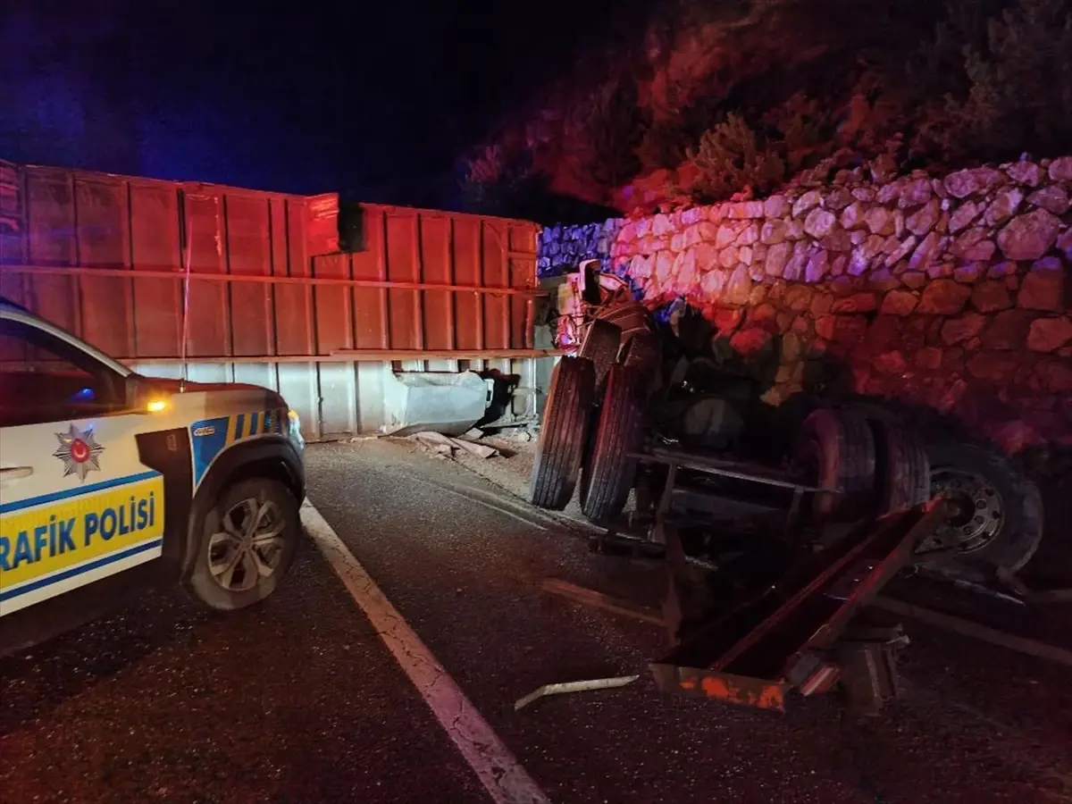 Çankırı’da Şarampole Devrilen Tırda 3 Kişi Hafif Yaralı