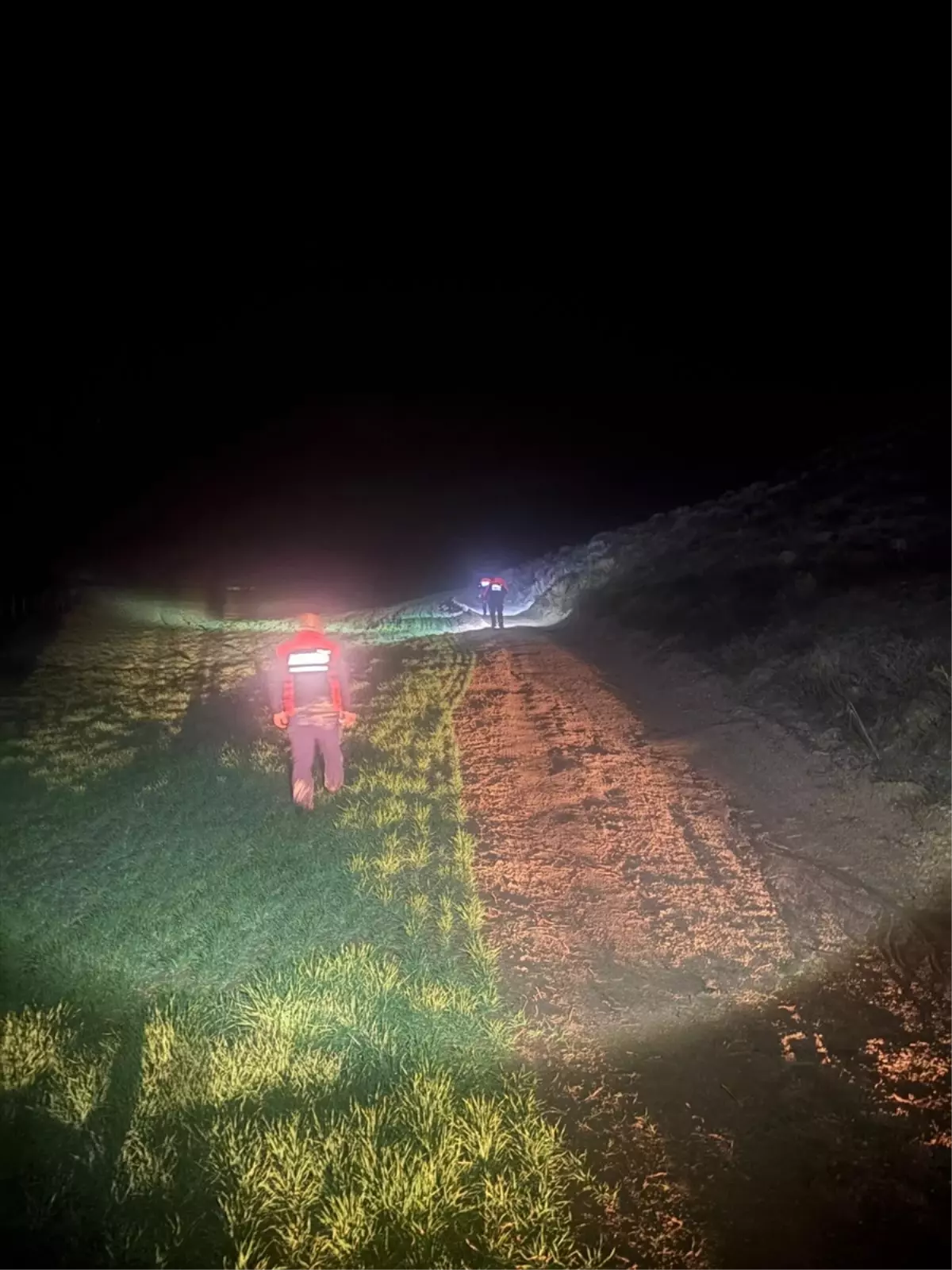 Çorum’da Çamura Saplanan Araçta Mahsur Kalan Aile 6 Saatte Kurtarıldı