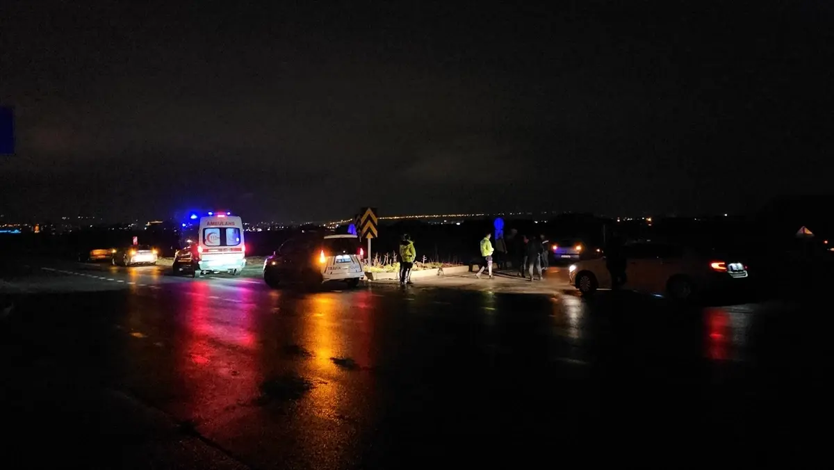 Çorum'da Polis Araçlarıyla Çarpışma: 3 Kişi Yaralı