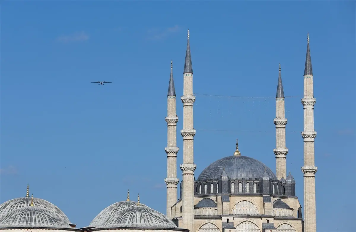 Edirne'de F-16 ve Bayraktar Akıncı Gösteri Uçuşu Provası Gerçekleşti