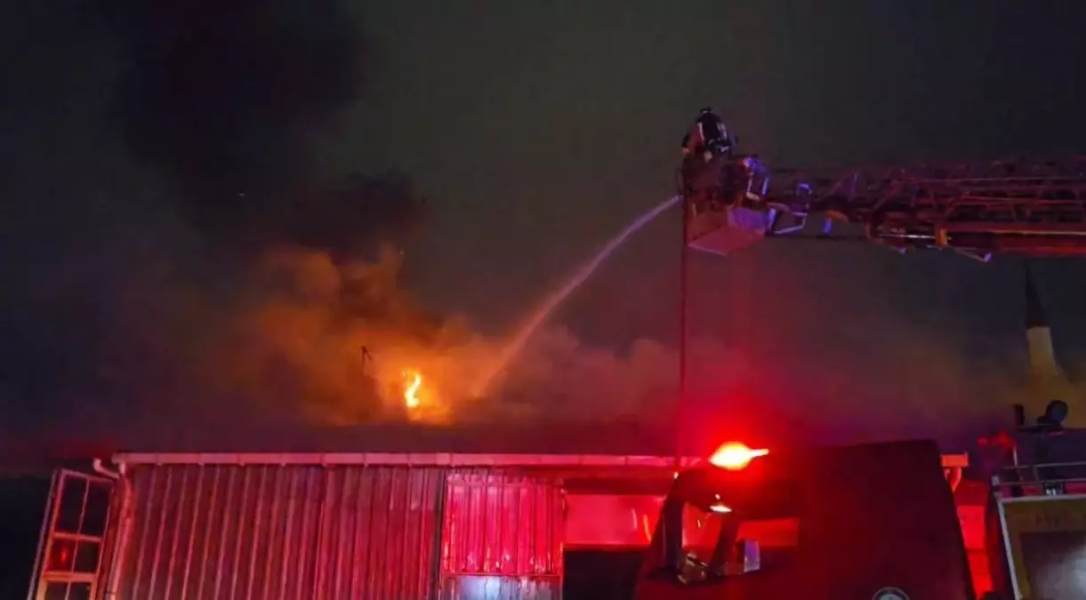 Edirne Sanayi Sitesi'nde Mobilya Fabrikasında Çıkan Yangın Kontrol Altına Alındı